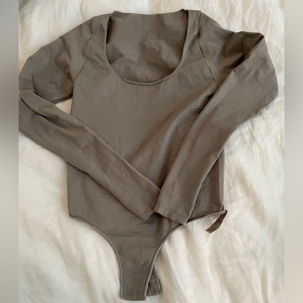 NWOT Skims Essential Long Sleeve Scoop Neck Bodysuit